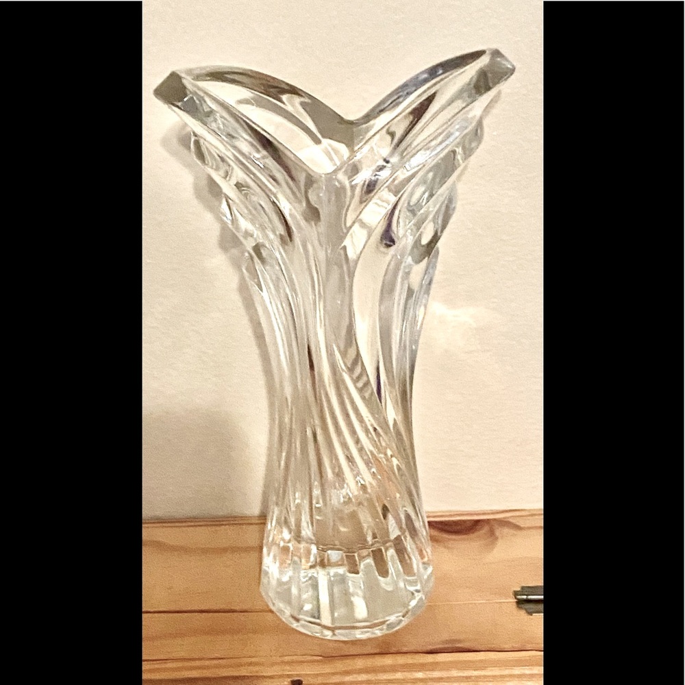 🎉HP🎉Heavy Swirled Clear Glass Tulip Rim Vase